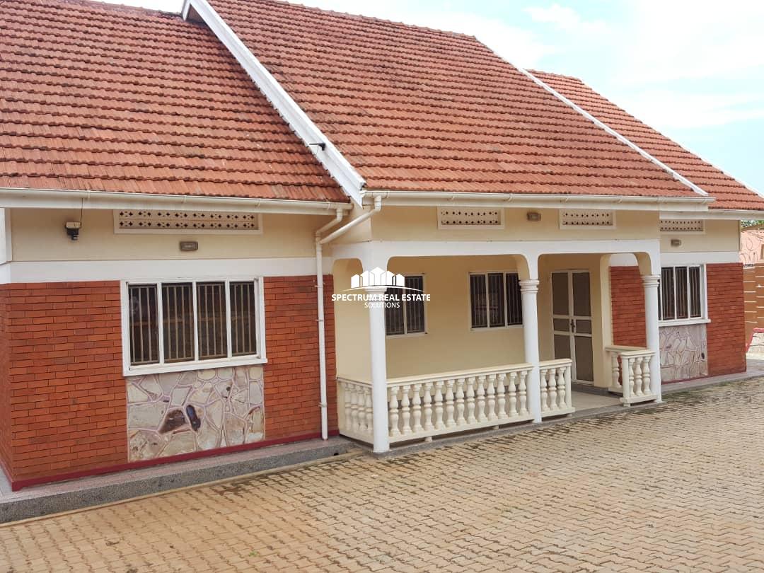 House for sale in Kitende on Entebbe road