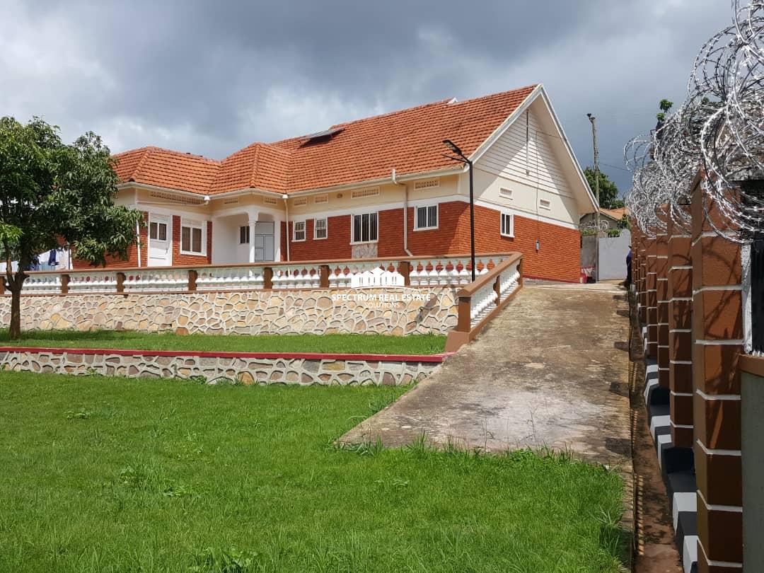 House for sale in Kitende on Entebbe road