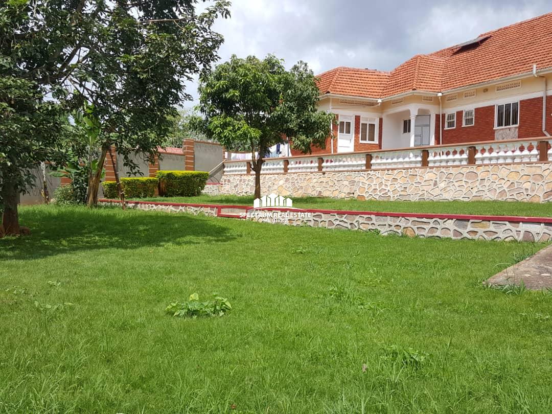 House for sale in Kitende on Entebbe road
