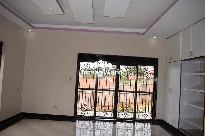 Residential house for sale in Kitende Entebbe road