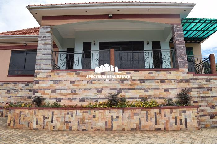 Residential house for sale in Kitende Entebbe road