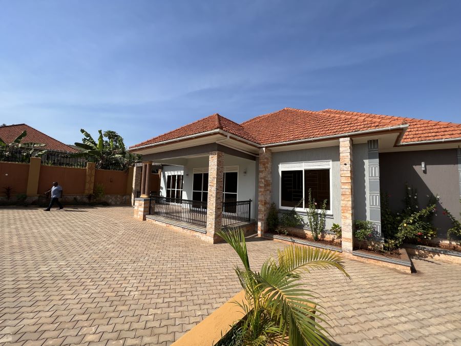 HOUSE FOR SALE IN AKRIGHT ENTEBBE ROAD